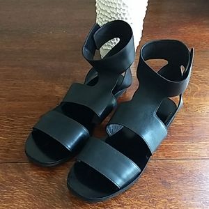 VINCE 9.5 Leather Upper Sandals Think Resort